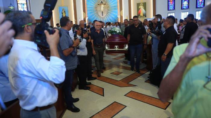Sus colegas fotógrafos lo acompañaron.