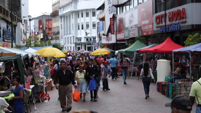 Puestos temporales de buhonería colocados en la peatonal de la Avenida Central.