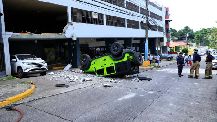 Jeep cayó de 3 metros de altura, conductor se salvó