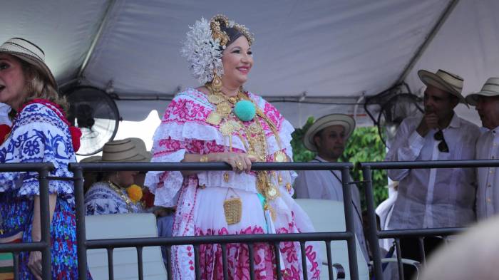 Mulino y su esposa presentes en el desfile de las Mil Polleras