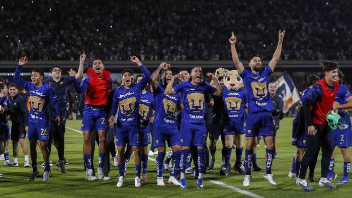Jugadores de Pumas celebran este domingo, al finalizar el partido por las semifinales de vuelta de la Liga MX ante Pachuca en el estadio Olímpico Universitario en Ciudad de México (México).