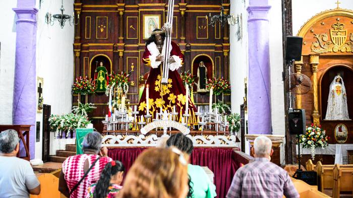 El Cristo Negro de Portobelo, vestido con túnica morada, recibe miles de oraciones en su altar.