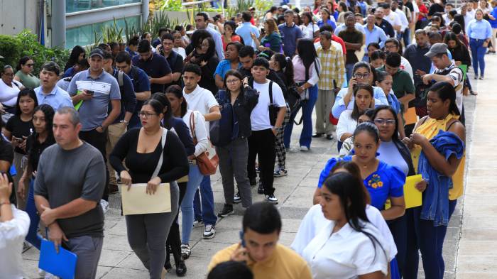 En la primera feria de empleo que organizó la Alcaldía en el Centro de Convenciones Megapolis asistieron más de 15 mil personas.