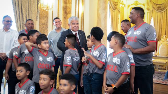 El presidente Mulino junto a equipo Pre-infantil de Béisbol que representará a Panamá en el Torneo Latinoamericano.