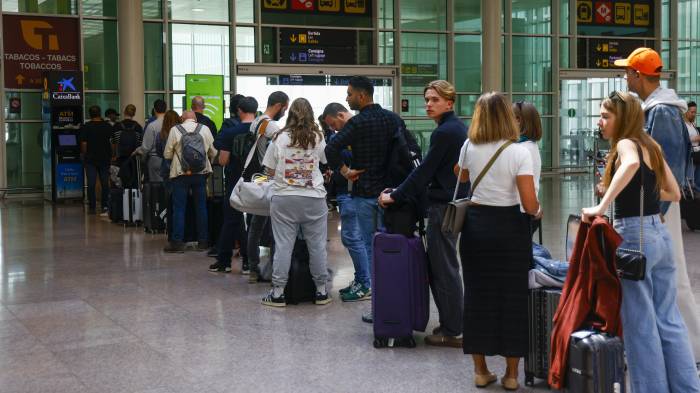 Aglomeraciones en el aeropuerto de Barcelona este lunes, durante el apagón que ha afectado a España, Portugal y el sur de Francia.