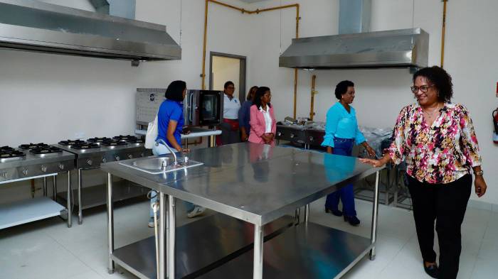 Este centro está diseñado para albergar hasta 150 hombres y 100 mujeres, ofreciendo un espacio seguro para su reintegración social.