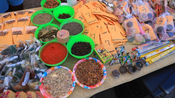 Hay quienes realizan rituales durante los días santos.