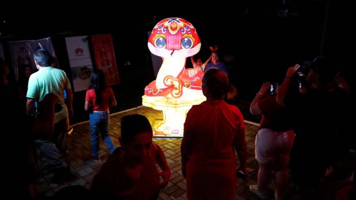 Realizan festival de linternas chinas en el Parque Omar