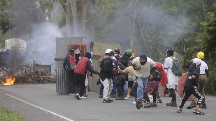 Manifestantes y fuerzas antidisturbios protagonizan duros enfrentamientos en Darién, con saldo de heridos y estructuras quemadas.