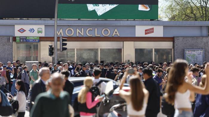 Aglomeraciones en el Intercambiador de Transportes de Moncloa de Madrid tras el apagón eléctrico de este lunes.