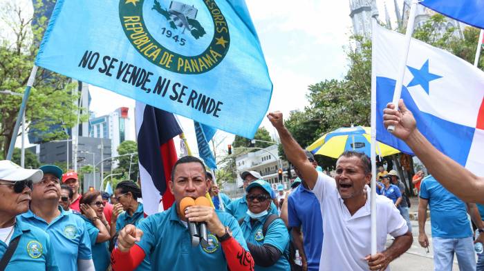 Docentes siguen en paro de labores.