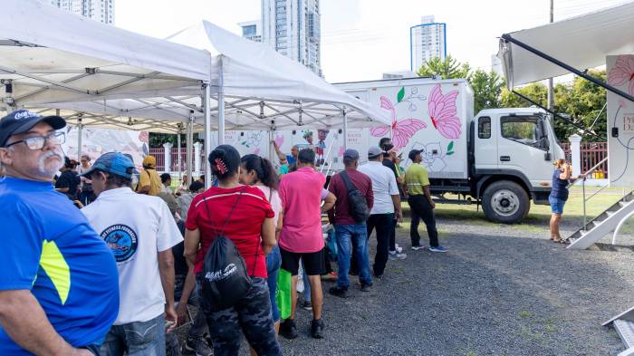 Amor Sobre Ruedas lleva atención médica a comunidades remotas con una clínica móvil.