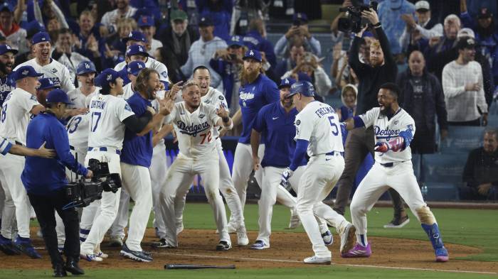Los Angeles Dodgers celebran con Freddie Freeman después de pegar jonrón.