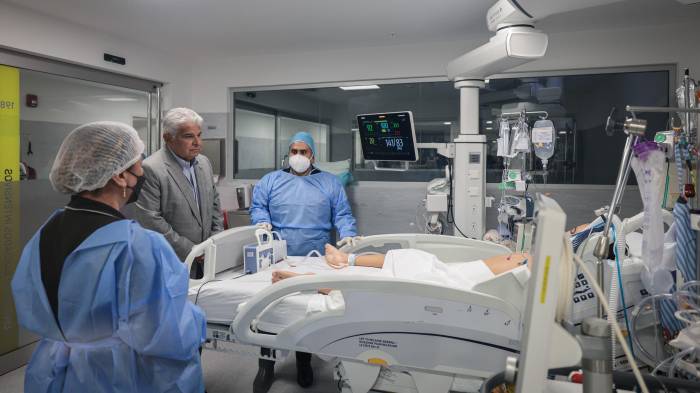 Mulino visitó a la niña internada.