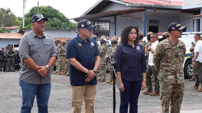 El director de la Policía Nacional, Jaime Fernández; el ministro de Seguridad Pública, Frank Ábrego; la alcaldesa de San Miguelito, Irma Hernández; y el director del Senan, Alexis De Gracia, encabezaron el lanzamiento del operativo de refuerzo policial que incorpora 500 unidades adicionales al distrito.