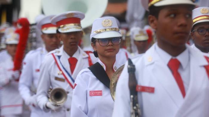 En la Vía España desfilaron 34 delegaciones escolares.