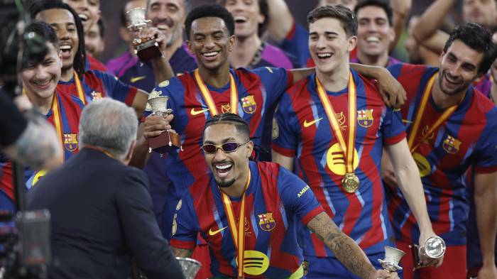 Los jugadores del FC Barcelona celebran con el presidente blaugrana, Joan Laporta, su victoria a la finalización del encuentro de la final de la Supercopa de España que han disputado ante el Real Madrid, este domingo en el estadio Ciudad Deportiva del Rey Abdalá de Yeda (Arabia Saudí).