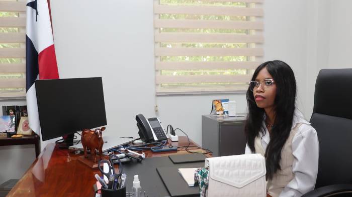 Marielys González del C.E.F.I. de la República Popular de China.