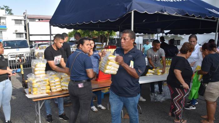 En cada evento, la comunidad acude por sus productos a bajo costo.