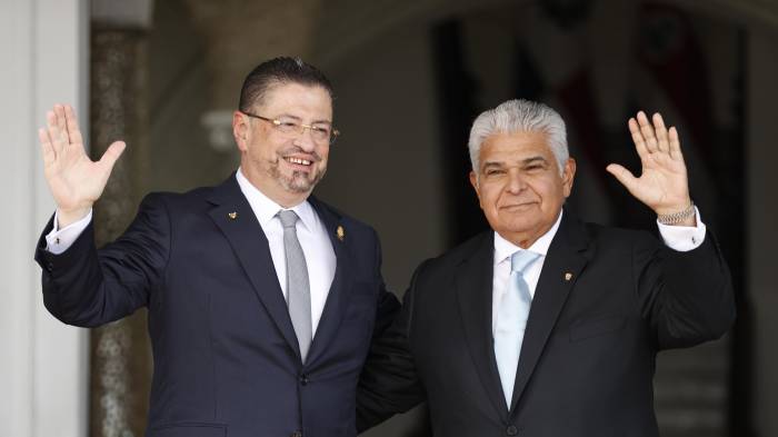 Fotografía de archivo, tomada el 23 de agosto de 2024, del presidente de Costa Rica, Rodrigo Chaves Robles (i), junto a su homólogo de Panamá, José Raúl Mulino, en Ciudad de Panamá (Panamá).