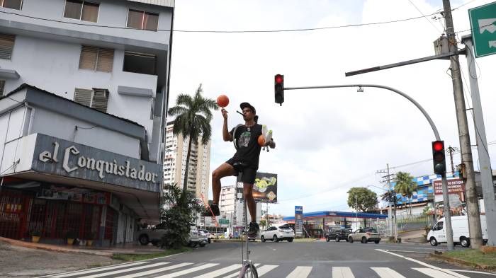 ‘Sin Tornillos’: el artista que desafía el asfalto de Panamá desde las alturas