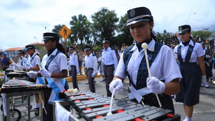 la capital vibró al ritmo de los tambores y las liras.