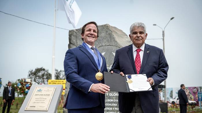 José Raúl Mulino agradeció el homenaje al general Espinar, quien sirvió por 34 años al ejército peruano.