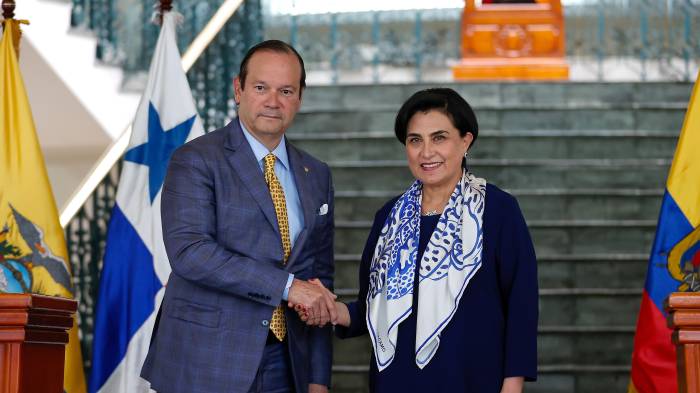 La canciller de Ecuador, Gabriela Sommerfeld junto a Javier Martínez Acha.