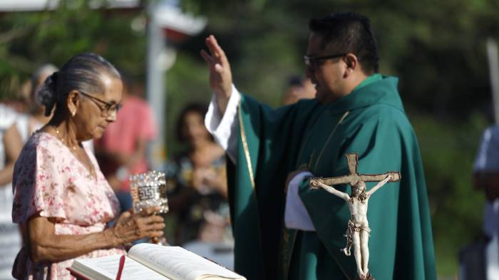 El sacerdote Edvin Cumes celebra una eucaristía hoy.