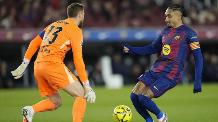 Raphinha (d), en acción ante el portero del Atlético de Madrid, Jan Oblak.