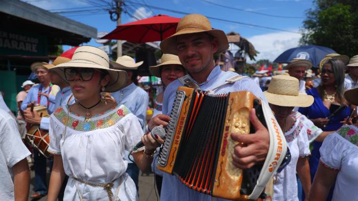 El tradicional desfile llenó de música, color y folclore las calles de Guararé.