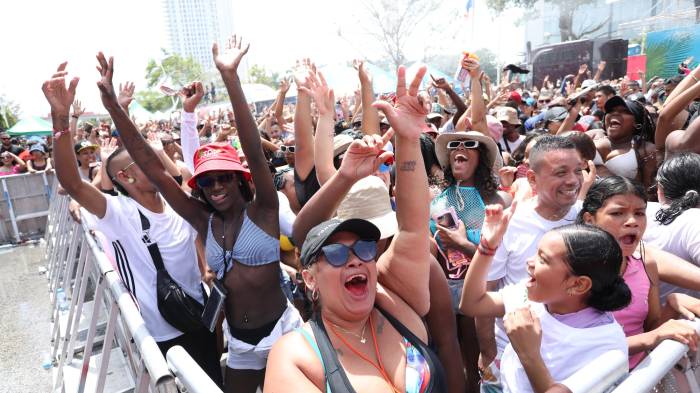 Bailes, agua y pura diversión, en el segundo día de los culecos