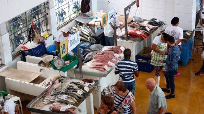 Colocan un pescado entero en la mesa para atraer abundancia al hogar.