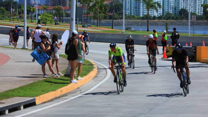 Los atletas también enfrentaron 90 kilómetros de ciclismo durante la segunda prueba.