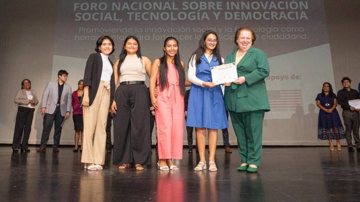 Primer lugar (proyecto Kuna Nega), entregado por la embajadora de Estados Unidos en Panamá, Mari Carmen Aponte.