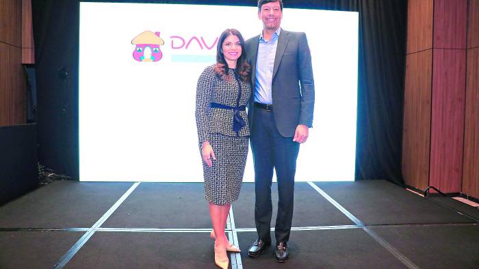Javier Suárez, presidente de Davivienda Group, y Joanna Crooks Ortiz, presidenta ejecutiva de Davivienda Panamá.