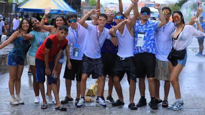 Jóvenes disfrutaron al máximo los culecos.