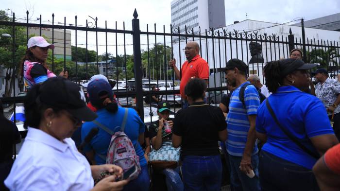 ¡Tamborito de protesta! Docentes sacuden la Asamblea contra la Ley 462