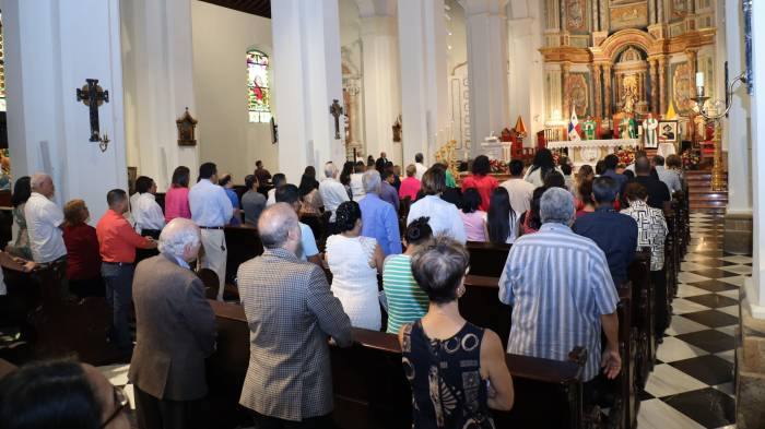 Fieles participaron con devoción en la misa dominical, marcada por un mensaje de esperanza y transformación personal.