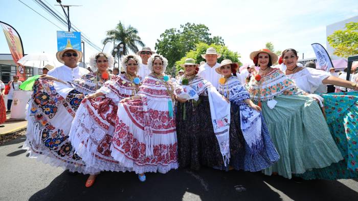 Mulino y su esposa presentes en el desfile de las Mil Polleras