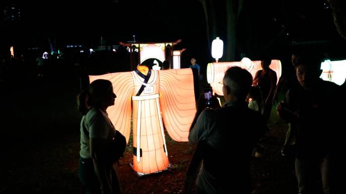 Realizan festival de linternas chinas en el Parque Omar