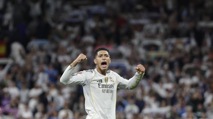 El centrocampista del Real Madrid Jude Bellingham, celebra la victoria contra el Barcelona tras el partido de la décima jornada de LaLiga EA Sports, que Real Madrid y FC Barcelona disputaron este domingo en el estadio Santiago Bernabéu.