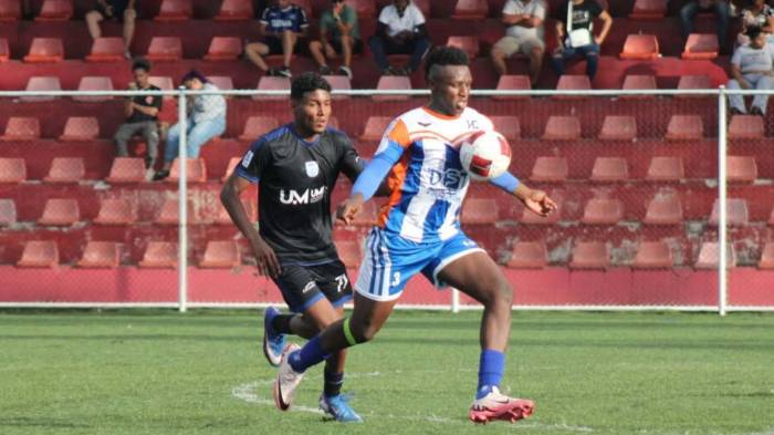 El ‘Cascarita’ Tapia continúa albergando partidos juveniles pese a críticas por el terreno.