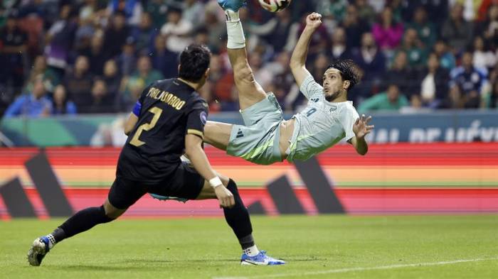 Raúl Jiménez (d) de México patea un balón ante Harold Fonseca de Honduras durante el partido de vuelta de los Cuartos de Final de la Liga de Naciones de la Concacaf.