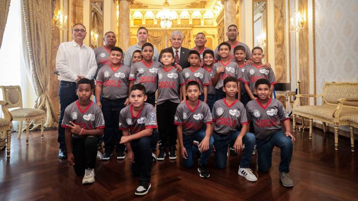El presidente Mulino junto a equipo Pre-infantil de Béisbol que representará a Panamá en el Torneo Latinoamericano.