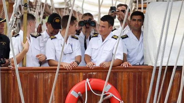 La princesa siguió parte de la travesía con ayuda de unos binoculares.