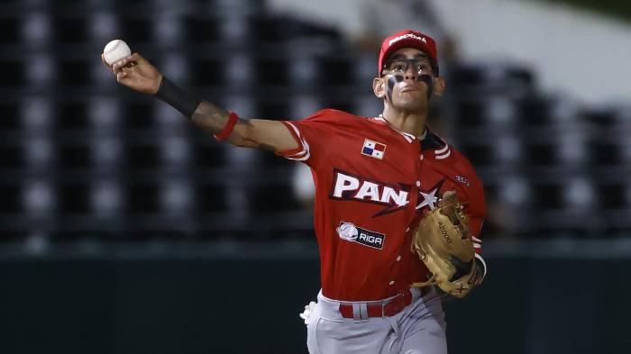 Joshua Cedeño de Panamá lanza una bola este miércoles, durante un partido del Campeonato Panamericano de Béisbol Sub-23 entre Panamá y México en el estadio Mariano Rivera, en La Chorrera (Panamá).