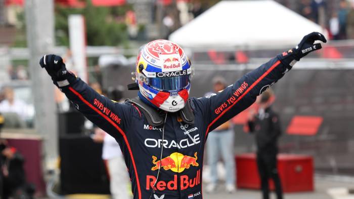 El piloto holandés Max Verstappen, de Red Bull, celebra tras ganar el Gran Premio de Azerbaiyán.