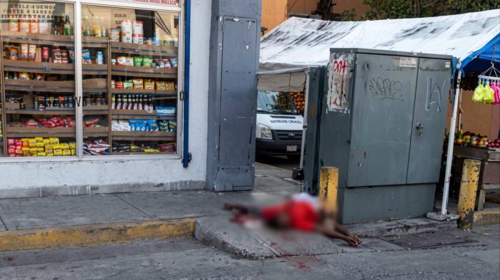 La víctima recibió múltiples disparos en un puesto de buhonería y quedó tendida sobre el pavimento en Cabuya.