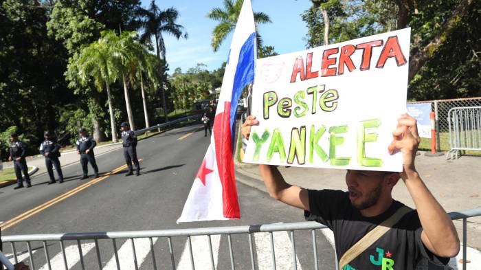 La marcha avanzó hasta la Embajada de los Estados Unidos.